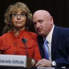 La ex congresista de EE.UU. Gabrielle Giffords -que recibió un disparo en la cabeza en 2011- realiza un discurso a favor del uso de armas junto a su marido (el ex capitán de la Marina de los EE.UU. Mark Kelly) durante una audiencia celebrada e...