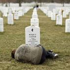 Lesleigh Coyer, 25 años, de Saginaw, Michigan, se encuentra frente a la tumba de su hermano Ryan, militar de EEUU en Irak y Afganistán y que que ahora descansa en el Cementerio Nacional de Arlington en Virginia. Tomada el 11 de marzo de 2013.