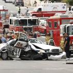 El auxilio llega a un coche de policía destrozado tras un tiroteo cerca de Capitol Hill en Washington el 3 de octubre.