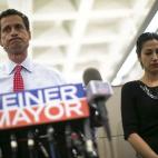 El candidato a alcande Anthony Weiner y su mujer Huma Abedin en rueda de prensa en Nueva York el 23 de julio.
