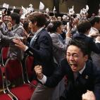 Los miembros del comité de la candidatura de Tokio estallan en un grito de alegría cuando Jacques Rogge, presidente del Comité Olímpico Internacional (COI), anuncia que Tokio será la ciudad anfitriona de los Juegos Olímpicos de 2020.