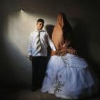 El palestino Ahmed Soboh, 15 años, y su esposa Tala, 14, posan en durante su boda en la ciudad de Beit Lahiya, cerca de la frontera entre Israel y la franja de Gaza. 24 de septiembre.