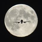Un avión de pasajeros se recorta sobre la luna. Tomada durante su aterrizaje en el aeropuerto de Heathrow, al oeste de Londres, el 19 de septiembre.