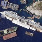 Vista del crucero Costa Concordia el pasado 26 de agosto. La nave que naufragó en enero de 2012 fue parcialmente enderezada mediante un complicado sistema de poleas.