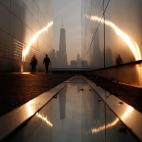 Un hombre camina el 11 de septiembre a través del Empty Sky, el memorial que ocupa el lugar del World Trade Center.