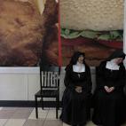 Dos monjas esperan en un restaurante de comida rápida en Ciudad de Guatemala, el pasado 28 de agosto