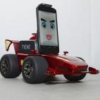 Tyche es un 'robot de compañía' dirigido a niños que funciona a partir de un smartphone. No sólo es un juguete a control remoto, de hecho,  es un pequeño autómata que entiende comandos como 've por mi mamá', 'haz una foto de esto', 'avís...