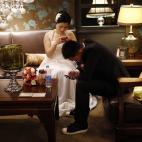 Una pareja espera para participar en una boda fingida organizada en el marco de un evento para animar a los solteros a casarse en una zona suburbana de Shanghai, 18 de mayo