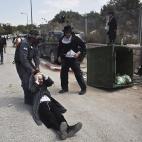 Un oficial de la policía israelí arrastra a un hombre ultra ortodoxo durante enfrentamientos en la ciudad de Beit Shemesh, cerca de Jerusalén, el 12 de agosto