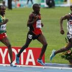 El sprinter Mo Farah de Gran Bretaña en la línea de meta en 10.000 metros masculino en el Campeonato Mundial de Atletismo en Moscú el 10 de agosto. Mo Farah ganó y se impuso a Ibrahim Jeilan, de Etiopía y Timoteo Toroitich, de Uganda.