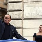 El ex presidente del Gobierno italiano Silvio Berlusconi saluda a sus simpatizantes acompañado de su novia Francesca Pascale, durante una protesta contra su condena por evasión de impuestos. Roma, 04 de agosto