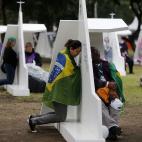 Una mujer envuelta en la bandera nacional de Brasil confiesa sus pecados en en el confesionario instalado en el parque de la Quinta da Boa Vista para la Jornada Mundial de la Juventud en Río de Janeiro, Brasil, 24 de julio