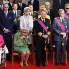 La familia real de Bélgica (la reina Fabiola, la reina Paola, el rey Alberto II, el príncipe heredero Felipe y la Princesa Matilde) durante una ceremonia para conmemorar el 20 aniversario del reinado de Alberto II. Días más tarde Alberto abd...