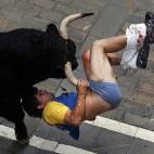 Un corredor de 31 años fue corneado por un toro en la calle Estafeta durante el sexto encierro de los toros por San Fermín en Pamplona.