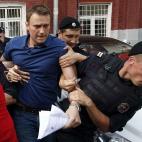 La policía arresta al líder de la oposición rusa y bloguero contra la corrupción, Alexey Navalny, después de registrarse para las elecciones municipales en Moscú.