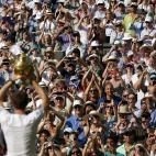 El británico Andy Murray levanta el trofeo de campeón de Wimblendon después de derrotar a Novak Djokovic. El primer inglés que volvía a ganar sobre la hierba londinense desde 1936.