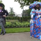 Una espectadora de origen indio posa con un vestido inspirado en la Union Jack, esperando para la celebración del concurso hípico Royal Ascot, el pasado 20 de junio en Reino Unido.