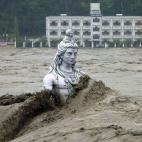 Una estatua de Shiva aparece semisumergida en las aguas del río Ganges, crecido por las inundaciones a su paso por Rishikesh, en el estado de Uttarakhan (en el Himalaya) el 17 de junio.