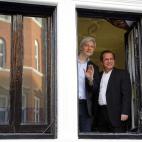 El fundador de WikiLeaks Julian Assange en una ventana de la Embajada ecuatoriana en Londres, junto al ministro de Exteriores de este país, Ricardo Patino, el 16 de junio.