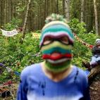 Yarnbombers (guerrilleros del punto) posan en un bosque encapuchados con las pancartas y banderas que utilizarán más tarde para protestar contra la reunión del G8. Mourne Mountains, cerca de Newcastle (Reino Unido), 13 junio.