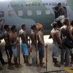 Indios Munduruku a punto de subir por primera vez en un avión del Ejército del aire brasileño, para acudir a una reunión con el Gobierno, en Altamira, el 4 de junio.
