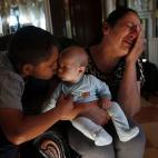Manuel Contreras, de 11 años, besa a la bebé Ainhoa mientras su madre Carmen Acedo del Lago llora tras saber que serán desahuciados de su domicilio, propiedad de la Empresa Municipal de Vivienda de Madrid (EMVS), el 4 de junio.