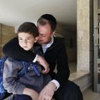 Un hombre judío ultraortodoxo llora tras conocer la noticia de la muerte del rabino Ovadia Yosef, el mentor espiritual del partido ultra-religioso Shas, en Jerusalén el 7 de octubre 2013. Yosef, de origen iraquí, transformó a un grupo numero...