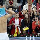Rafael Nadal se cambia de camiseta después de derrotar al jugador alemán Philipp Kohlschreiber en el Opening de China en Beijing el 2 de octubre 2013