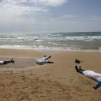 Cuerpos de migrantes ahogados fotografiados en la playa de la localidad siciliana de Sampieri el 30 de septiembre de 2013. Al menos 13 personas murieron cerca de la costa cerca de la ciudad oriental de Ragusa. El barco transportaba a cerca de 25...
