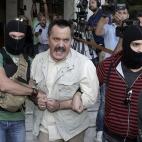 El diputado del partido de extrema derecha Amanecer Dorado Christos Pappas llora al abandonar las dependencias de la policía griega en Atenas el 29 de septiembre de 2013.