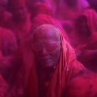 Un devoto hindú envuelto en una nube de polvo de color en el interior de un templo durante la "Lathmar Holi" cerca del pueblo de Barsana en el estado norteño indio de Uttar Pradesh, el 21 de marzo de 2013. Holi es una tradición única de los ...