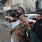 Un padre reacciona a la muerte de su hijo tras un bombardeo por parte de las fuerzas leales al presidente sirio, Bashar al-Assad, en un barrio de Aleppo el pasado 3 de enero.