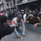 Cuatro días después, otro bombardeo en Aleppo volvió a llevar imágenes de destrucción y muerte a las calles. En la imagen, un hombre herido es subido a un camión.
