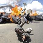 Un hombre cae al suelo durante las protestas ocurridas en la capital de Kenia contra el Gobierno el 16 de enero.
