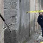Un niño observa cómo un cohete ha quedado incrustado en un muro en la frontera de Turquía con Siria el 28 de enero.
