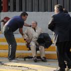 Un hombre es trasladado en una silla lejos del cuartel general de Pemex en Ciudad de México (México), donde una fuerte explosión mató a 14 personas e hirió a un centenar el 31 de enero.