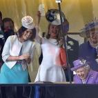 La reina Isabel de Inglaterra celebra junto a miembros de su familia que Estimate, su caballo, ha ganado la Gold Cup del Royal Ascot el 20 de junio.