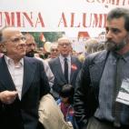 Julio Anguita y Santiago Carrillo durante la celebración del 'Primero de Mayo' en 1988.