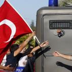 Manifestantes protestan ante una camioneta que transportaba, el 5 de agosto de 2013, a un prisionero sin identificar acusado de intentar derrocar al gobierno islámico del primer ministro turco Tayyip Erdogan.