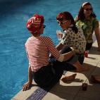 Mujeres vestidas al estilo años 50 refrescan sus pies en una piscina en la Rockin' Race Jamboree 2013, que se celebró en la Costa del Sol. Cerca de 2.000 personas asistieron al festival de cuatro días para amantes del rock and roll.