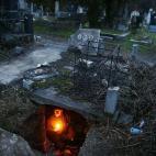 Bratislav Stojanovic, un sintecho, que vive en una tumba en la ciudad sureña serbia de Nis, 9 de febrero de 2013. Stojanovic, de 43 años, trabajador de la construcción, nunca ha tenido un trabajo regular. Primero vivió en casas abandonadas, ...
