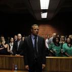 Oscar Pistorius espera el inicio de un procedimiento judicial ante un tribunal de Pretoria, 19 de febrero de 2013. El atleta discapacitado Pistorius fue puesto en libertad bajo fianza tras ser acusado de la muerte de su novia, la modelo Reeva St...
