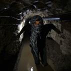 Un palestino dentro de un túnel de contrabando bajo la frontera entre Egipto y Gaza, en Rafah, al sur de la Franja de Gaza, el 19 de febrero de 2013. Egipto no tolera un flujo de armas de contrabando a la Franja de Gaza, que está desestabiliza...