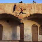 Niños jugando en el techo de un estadio de fútbol en Gao, Mali, el 20 de febrero 2013.