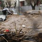 Una mujer fue salvada de una inundación por un hombre que la pudo sujetar desde lo alto de su coche en el suburbio Chalandri, al norte de Atenas, el 22 de febrero 2013.