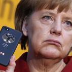 La canciller alemana Angela Merkel con un teléfono BlackBerry Z10 de alta seguridad, que se utiliza para la comunicación del gobierno, en SECUsmart en Hanover, el 5 de marzo 2013.
