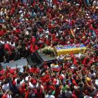 El féretro del fallecido presidente de Venezuela Hugo Chávez en las calles de Caracas, después de salir del hospital militar donde murió de cáncer el día antes. Imagen del 6 de marzo 2013.