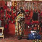 Hally Coffin, artesana, posa delante de los tocados tradicionales y joyería Songhai y Tuareg que crea en su propia casa de Gao, el 6 de marzo 2013. El grupo radical Movimiento por la Unidad y la Yihad en África Occidental (MUJAO) ha puesto res...