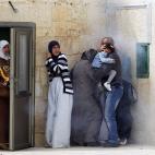 Palestinos tras un ataque de gas lacrimógeno lanzado por la policía israelí durante los enfrentamientos posteriores a las oraciones del viernes en un lugar conocido por los musulmanes como al-Haram al-Sharif y por los judíos como el Monte de...