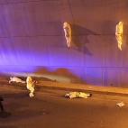 Los cuerpos envueltos de dos personas cuelgan de un puente y otros tres cuerpos yacen en el suelo en Saltillo, el 8 de marzo 2013.